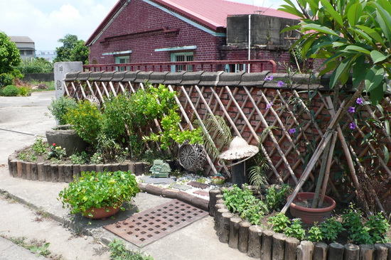 環境改造作為一個操作策略,目的在引發居民對公共領域的關注